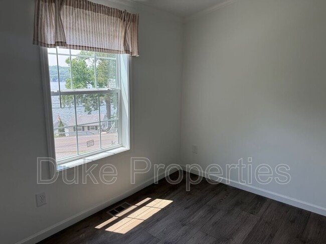 Building Photo - 5129 E Lake Rd