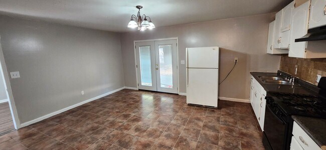 Building Photo - 3 Bedroom Home in Columbus