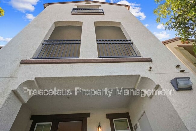 Building Photo - 2155 Caminito Leonzio