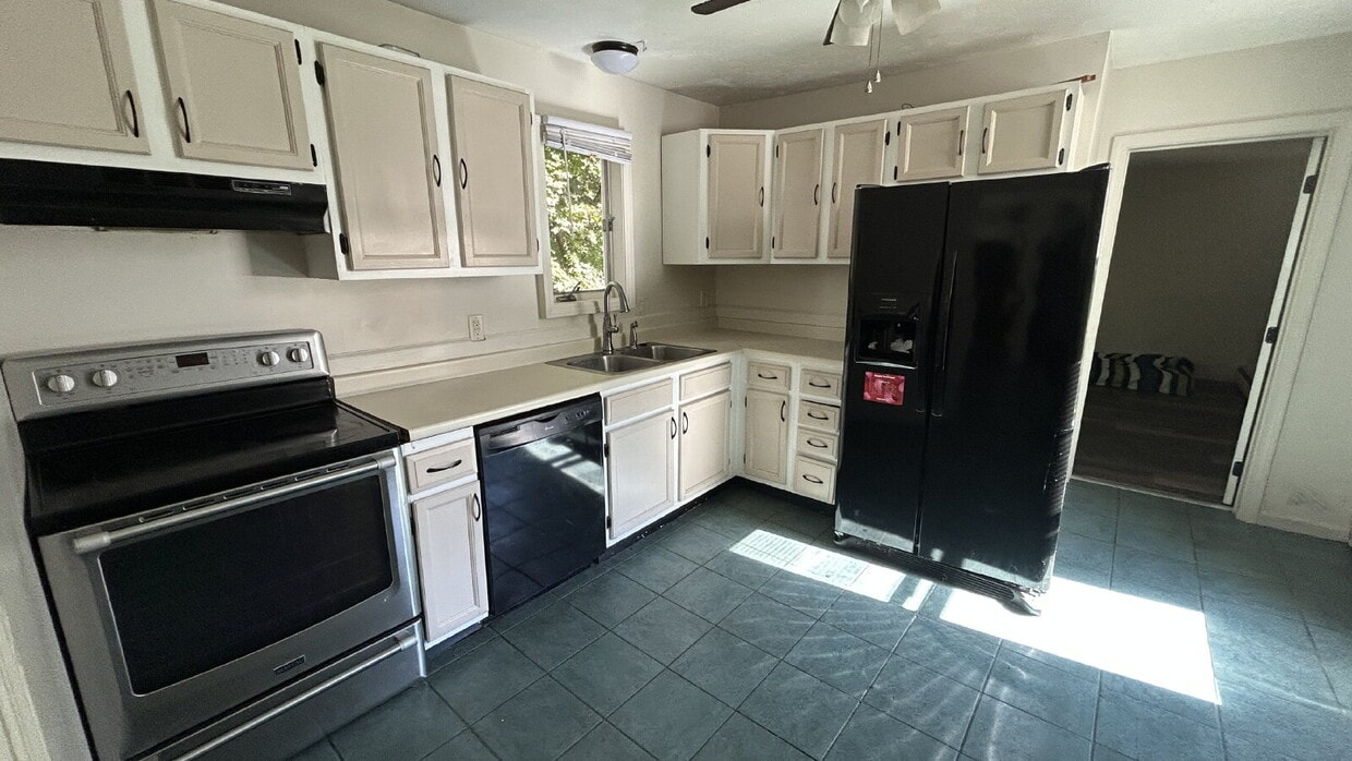 Primary Photo - Spacious 4-Bedroom Apartment for Rent in S...