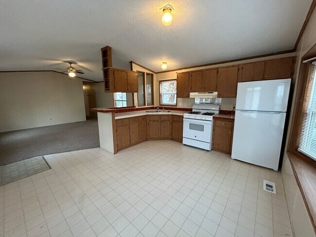 Building Photo - 2 Bedroom 1 Bath House with Washer and Dry...