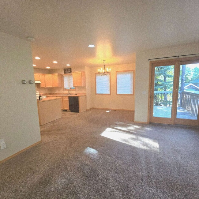 Building Photo - 2 Bedroom 2.5 bathroom near Golf Course