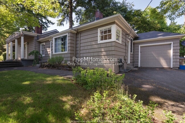 Building Photo - Charming Three Bedroom Duplex In First Add...