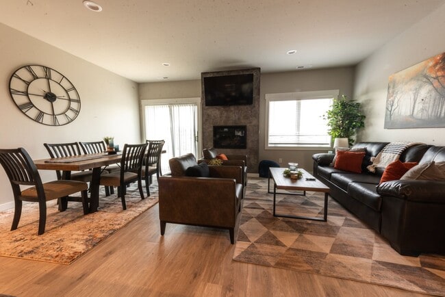 Building Photo - Fully Furnished- 3 Bedroom, 2.5 Bath Townh...