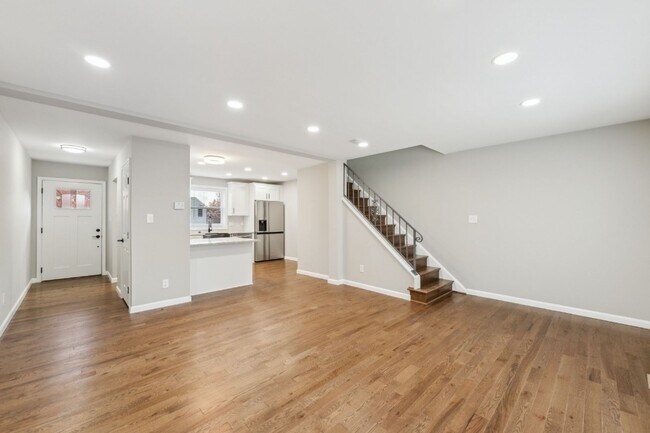 Building Photo - Charming 3 Bed 2.5 Bath Interior Townhome ...