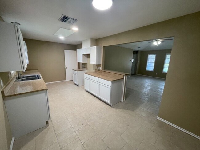 Foto del edificio - 3 bedroom 2 bathrooms