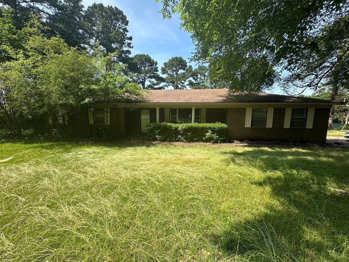 Primary Photo - Introducing a charming 3-bedroom, 2-bathro...