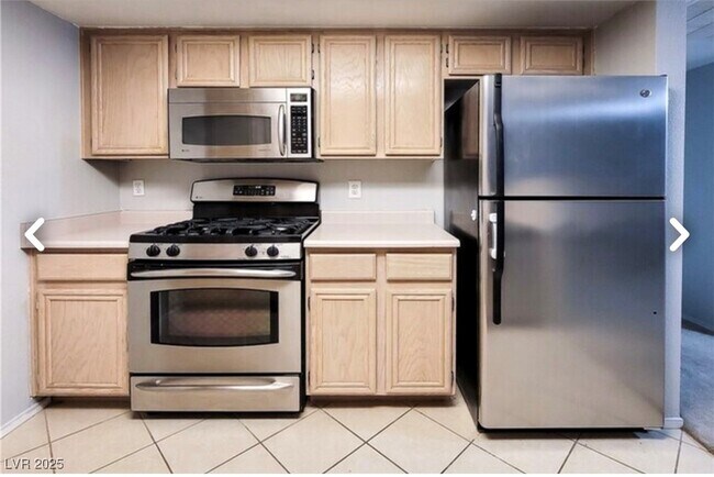 Foto del edificio - 8070 W Russell Rd