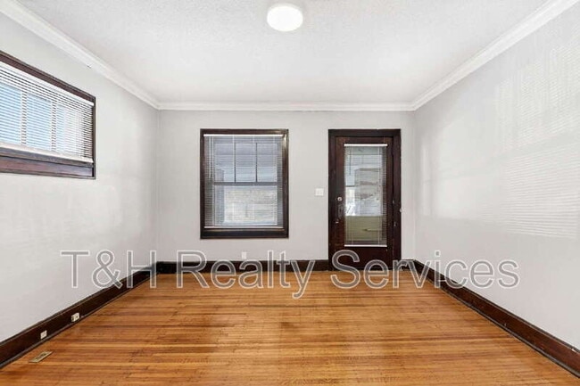 Building Photo - 517 N Riley Ave