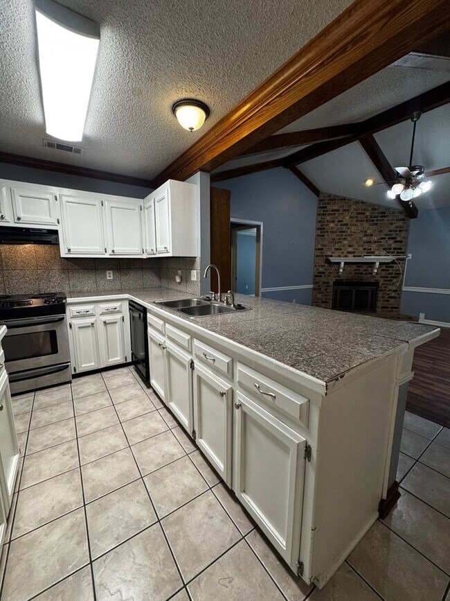 Foto del edificio - 1729 Tallwood Dr