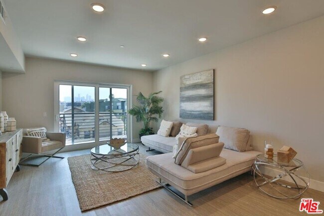 Foto del edificio - 837 S Harvard Blvd