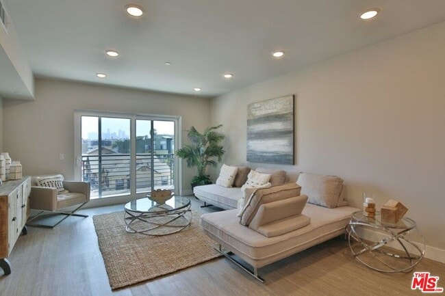 Building Photo - 837 S Harvard Blvd