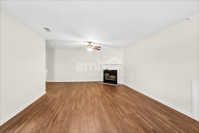 Foto del edificio - 119 Hidden Creek Dr