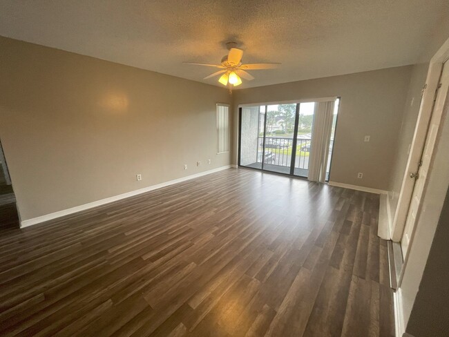 Building Photo - 2 Bed/2 Bat, 2nd Floor Condo - HALF OFF FI...