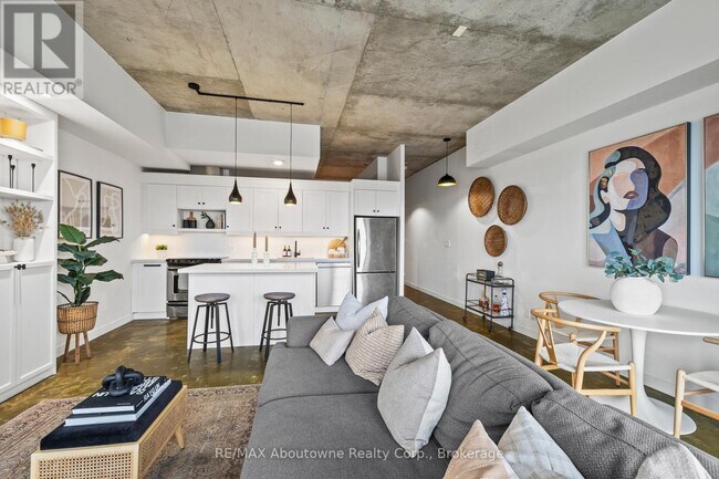 Photo du bâtiment - 201-201 Carlaw Ave