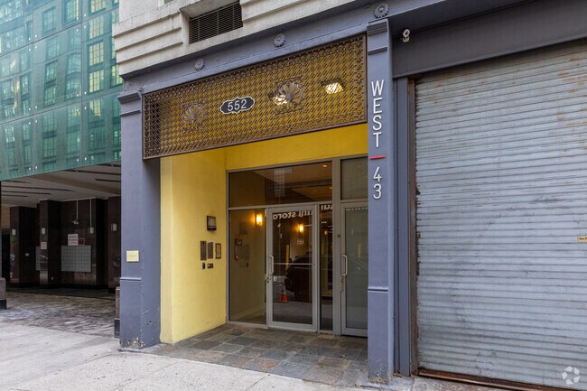 Entrada - 552 W 43rd St