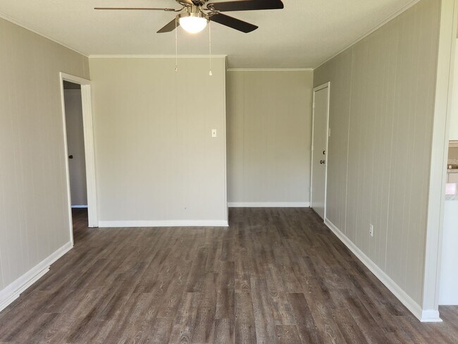 Foto del edificio - 3 Bed 1.5 Bath house with large yard.