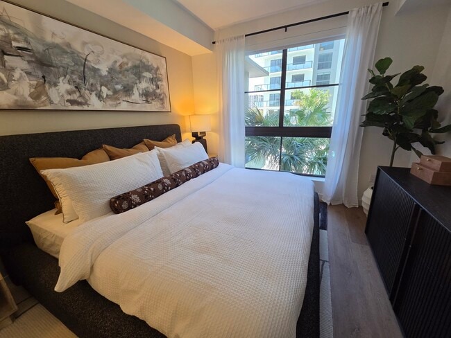 Building Photo - 1550 NE 124th St