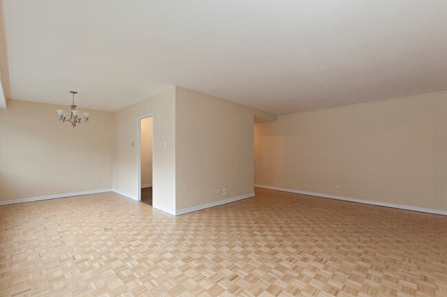 Building Photo - 5745 Ch De La Côte-Saint-Luc