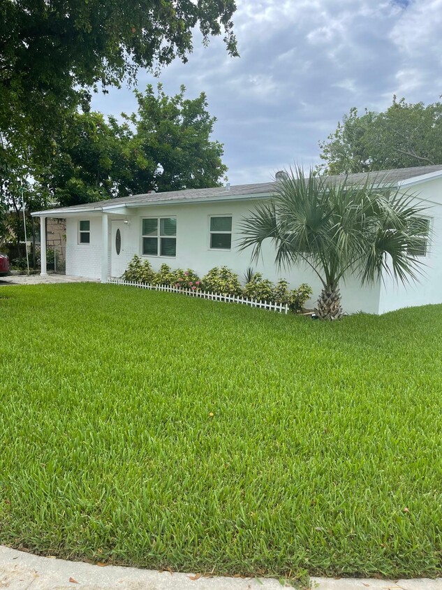 Foto principal - 730 SW 14th Ct