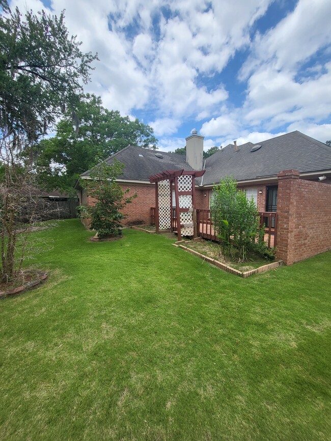 Backyard/Deck - 6100 Fern Ct