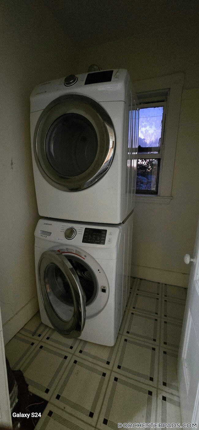 Building Photo - 10 Wave Ave