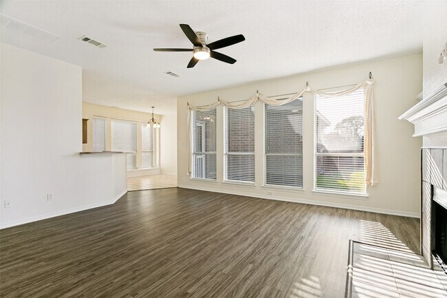 Foto del edificio - 4149 Creekmeadow Dr