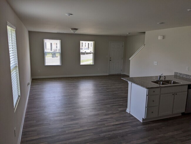 Foto del edificio - 3-Bedroom End Unit Townhome w/ Garage-Salisbury