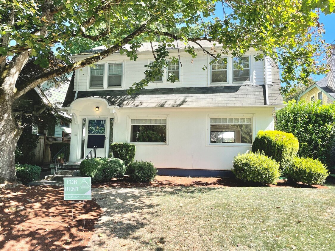 Foto principal - Grant Park 3-Story with Hardwoods, Huge Deck, Detached Garage, and Tons of Character