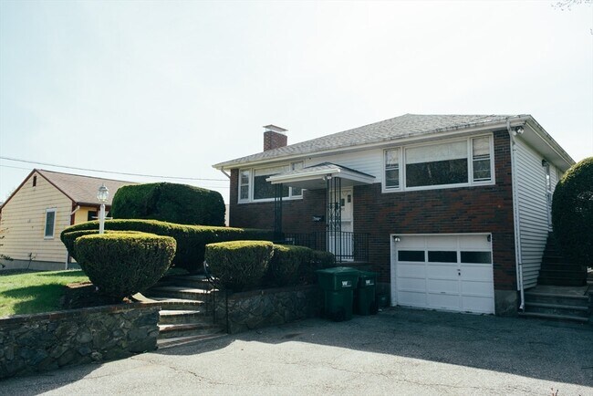 Foto del edificio - 90 Grover Rd