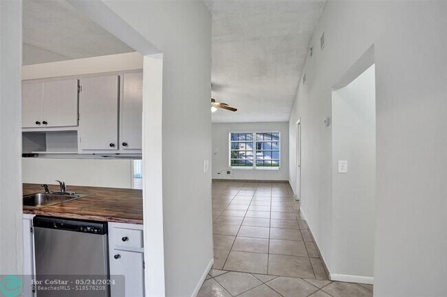 Foto del edificio - 5550 Lakewood Cir S