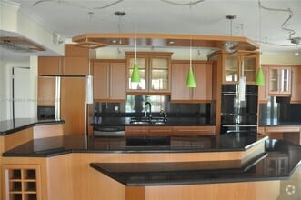 Building Photo - 8877 Collins Ave