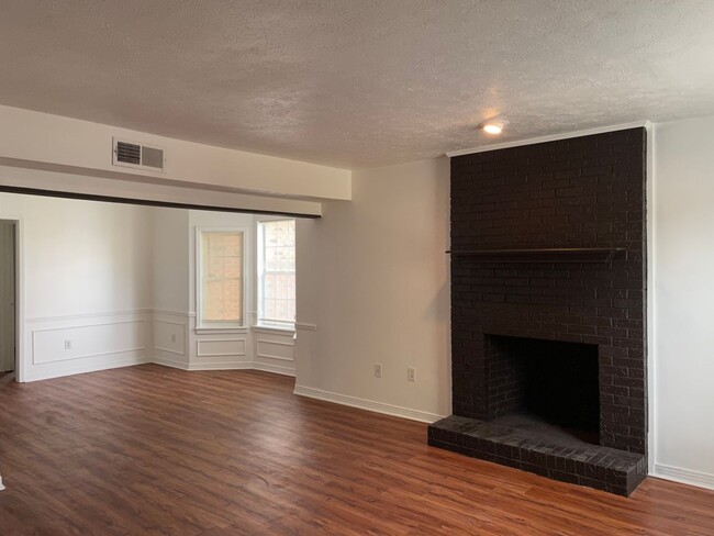 Building Photo - 3 bed 2 bath town home available in NE Jac...