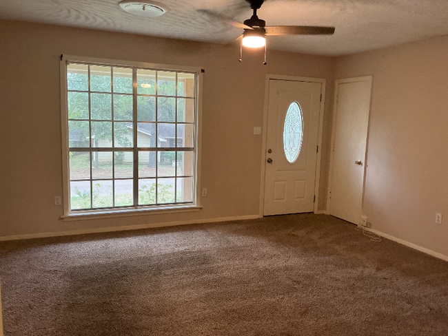 Building Photo - 402 Oakhill Cir