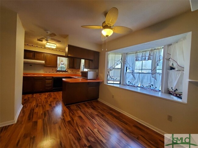 Building Photo - 117 Maple Dr