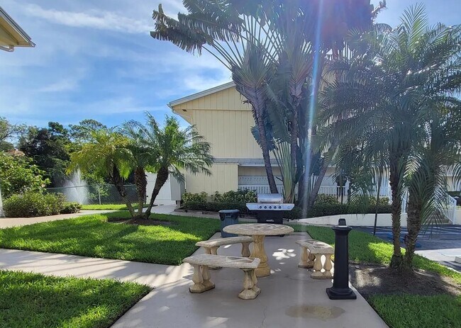 Foto del edificio - 4611 Bayshore Dr