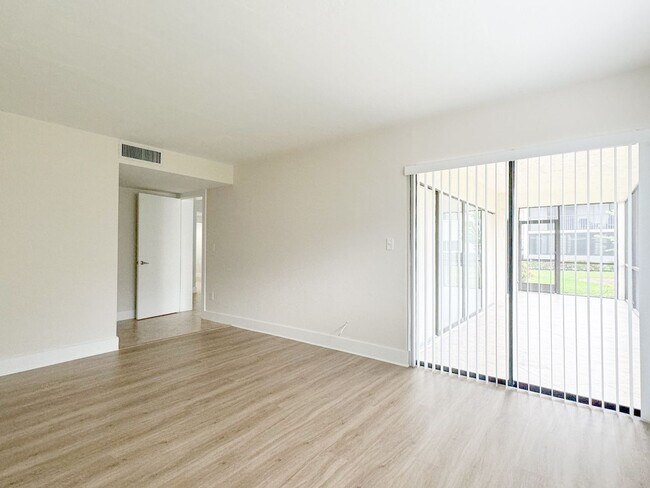 Building Photo - ***NORTH NAPLES***ACROSS FROM MERCATO***CL...