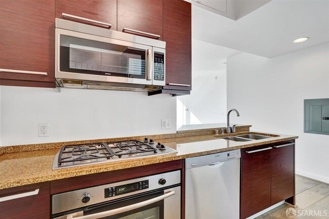 Building Photo - 425 1st St