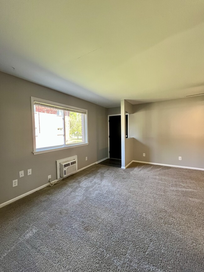Building Photo - Oakwood Apartments