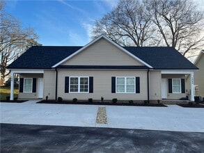 Building Photo - 104 Oak Ln