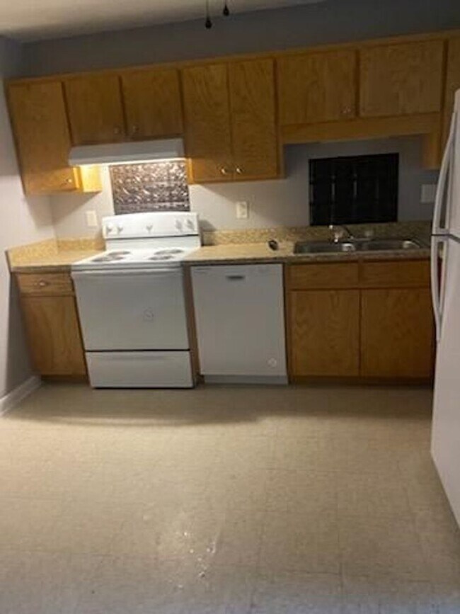 Building Photo - 2 bedroom 1 bath condo