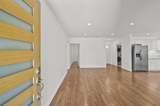 Foto del edificio - 6712 Cedros Ave