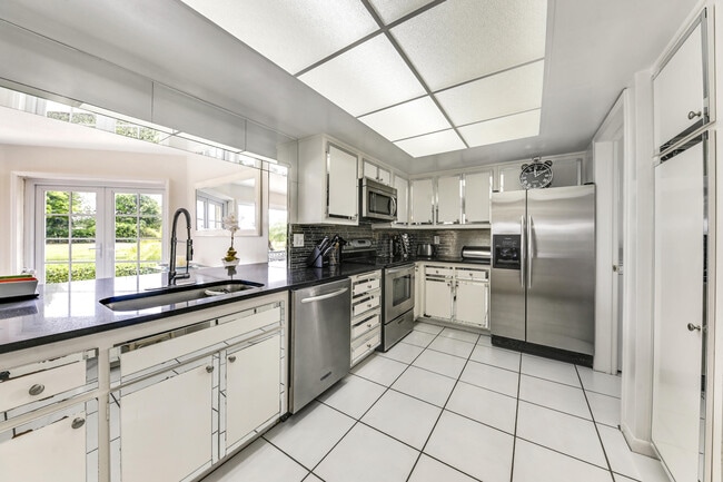 Building Photo - 450 French Royale Cir