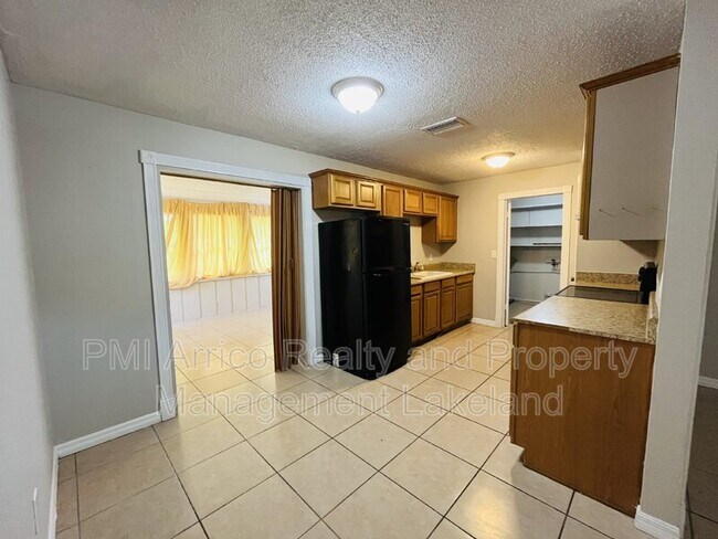 Foto del edificio - 829 W Carole St