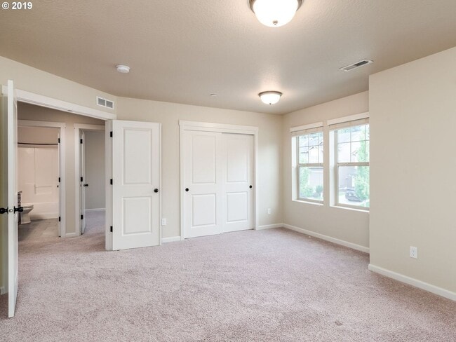 Building Photo - 4 Bedroom Home on Quiet Street w/Office on...