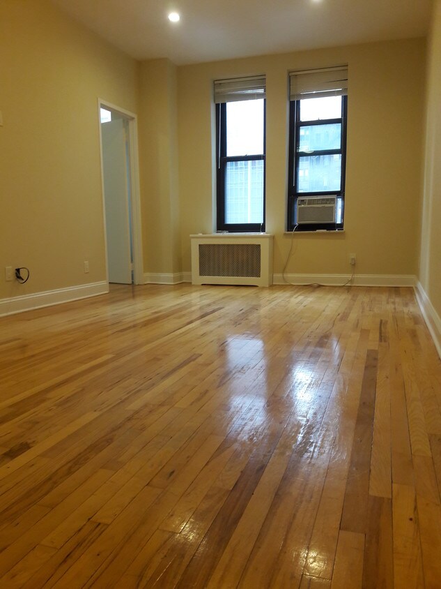 Primary Photo - 155 W 47th St