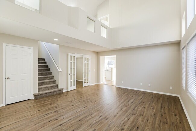 Foto del edificio - 250 W Juniper Ave