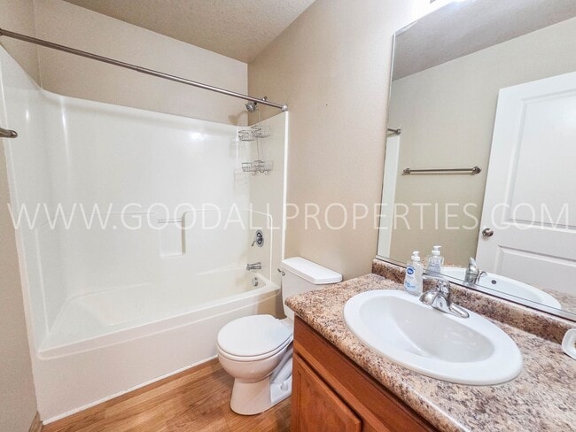 Building Photo - Beautiful 2 Bed, 2 Bath Townhome with 2-Car Garage in Ankeny!