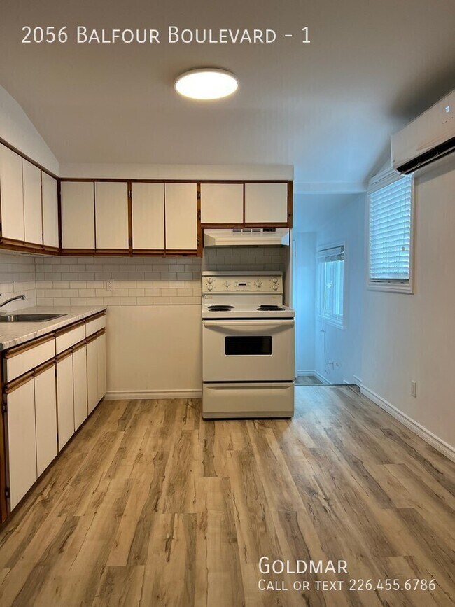 Photo du bâtiment - Bright and spacious East end upper 2 bedroom unit