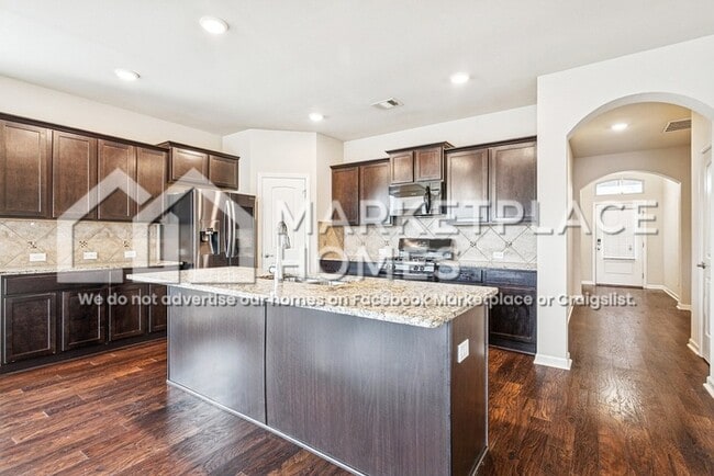 Building Photo - 905 Lakeshore Vlg Pt